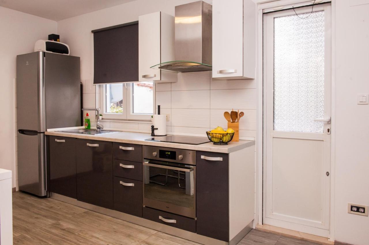 Apartman Miki - City Center With Large Balcony